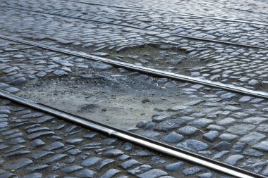 Kaldırımlar kaldırımlar kaldırımda kırık. kaldırım döşeme ile kusurları ile tabaka ve perspektif içinde gidiş çatlaklar. Hangi batmaya başlar ve bir depresyon oluşturulan taş yoldan