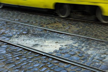 Kaldırımlar kaldırımlar kaldırımda kırık. kaldırım döşeme ile kusurları ile tabaka ve perspektif içinde gidiş çatlaklar. Hangi batmaya başlar ve bir depresyon oluşturulan taş yoldan