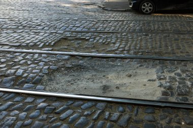 Çukurlar, kışın donma-çözülme çevrimleri neden olan bozuk asfalt yol. Kötü yol. Kaldırımlar kaldırımlar kaldırımda kırık. kaldırım döşeme ile kusurları ile tabaka ve perspektif içinde gelen çatlaklar