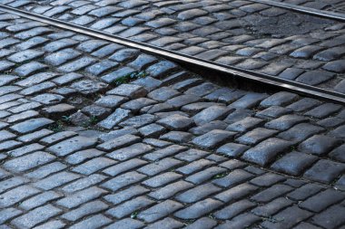 Kaldırımlar kaldırımlar kaldırımda kırık. kaldırım döşeme ile kusurları ile tabaka ve perspektif içinde gidiş çatlaklar. Hangi batmaya başlar ve bir depresyon oluşturulan taş yoldan