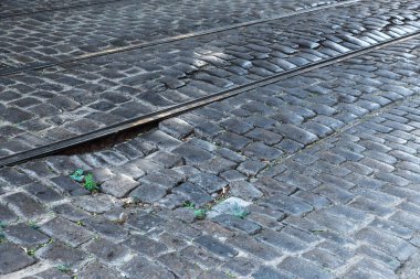 Kaldırımlar kaldırımlar kaldırımda kırık. kaldırım döşeme ile kusurları ile tabaka ve perspektif içinde gidiş çatlaklar. Hangi batmaya başlar ve bir depresyon oluşturulan taş yoldan