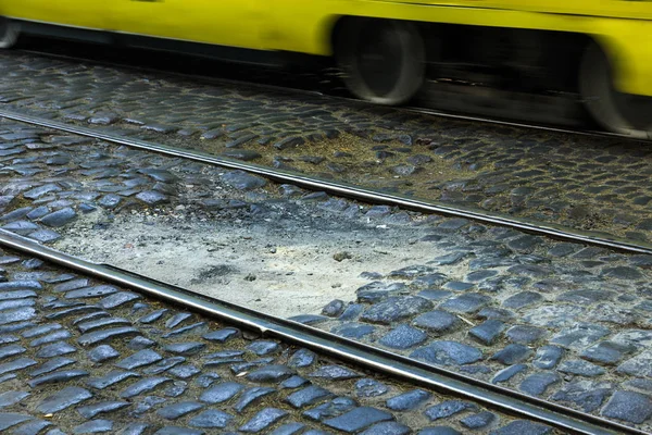 Kaldırımlar kaldırımlar kaldırımda kırık. kaldırım döşeme ile kusurları ile tabaka ve perspektif içinde gidiş çatlaklar. Hangi batmaya başlar ve bir depresyon oluşturulan taş yoldan