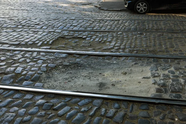 Çukurlar, kışın donma-çözülme çevrimleri neden olan bozuk asfalt yol. Kötü yol. Kaldırımlar kaldırımlar kaldırımda kırık. kaldırım döşeme ile kusurları ile tabaka ve perspektif içinde gelen çatlaklar
