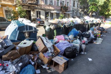 Odessa, Ukrayna - 25 Ağustos 2018: Çöp çöp torbası dolu çöp tenekeleri şehir sokak ile yığını. Birçok ev atık plastik torba evin önünde. Döküm, atıklar çevre kirliliğinin