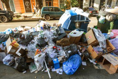 Odessa, Ukrayna - 25 Ağustos 2018: Çöp çöp torbası dolu çöp tenekeleri şehir sokak ile yığını. Birçok ev atık plastik torba evin önünde. Döküm, atıklar çevre kirliliğinin