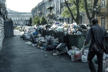 Odessa, Ukrayna - 25 Ağustos 2018: Çöp çöp torbası dolu çöp tenekeleri şehir sokak ile yığını. Birçok ev atık plastik torba evin önünde. Döküm, atıklar çevre kirliliğinin