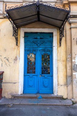 Eski ahşap kapı. Antik antika eski bir duvar ahşap. Antik dekoratif ahşap kapı. Tarihi sanat stil cephe elit bir pahalı antika kapı. Ahşap arka plan, eski ön kapı, vintage öğesi