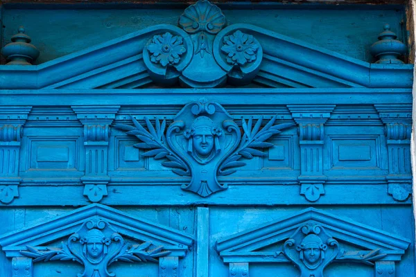 旧木门 古老的旧墙上的古董木 古装饰木门 历史艺术风格的门面的精英昂贵的古董门 木质背景 旧前门 复古元素 — 图库照片