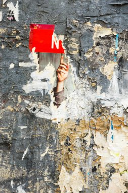 Vintage Billboard yırtık Poster, kağıt, reklamlar, çıkartmalar geniş arka plan veya doku ile. Kentsel yaratıcı duvar kağıdı tasarımı için. Soyut Web Banner. Posterler, kağıt yaratıcı olarak grunge eski duvarlarda kalıntıları