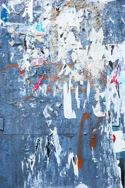 引き裂かれたポスターや紙 ステッカー広い背景テクスチャとヴィンテージの看板 デザイン都市のクリエイティブな壁紙 抽象的な Web バナー ポスター 創造的な不潔な古い壁の紙のまま — ストック写真
