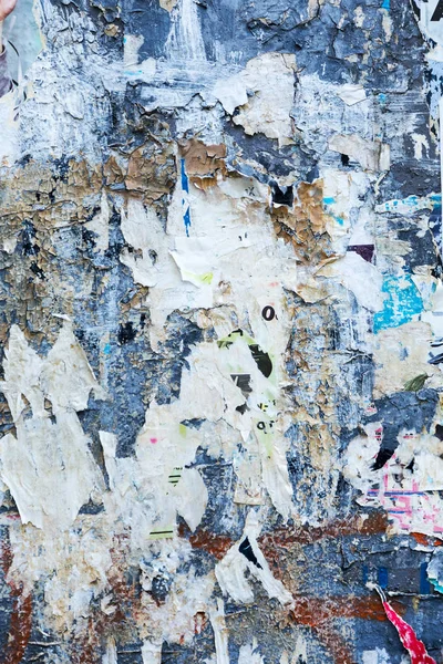 引き裂かれたポスターや紙 ステッカー広い背景テクスチャとヴィンテージの看板 デザイン都市のクリエイティブな壁紙 抽象的な Web バナー ポスター 創造的な不潔な古い壁の紙のまま — ストック写真