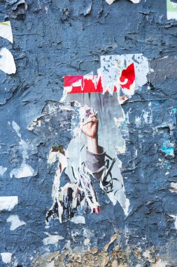 Vintage Billboard yırtık Poster, kağıt, reklamlar, çıkartmalar geniş arka plan veya doku ile. Kentsel yaratıcı duvar kağıdı tasarımı için. Soyut Web Banner. Posterler, kağıt yaratıcı olarak grunge eski duvarlarda kalıntıları