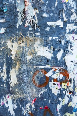 Vintage Billboard yırtık Poster, kağıt, reklamlar, çıkartmalar geniş arka plan veya doku ile. Kentsel yaratıcı duvar kağıdı tasarımı için. Soyut Web Banner. Posterler, kağıt yaratıcı olarak grunge eski duvarlarda kalıntıları