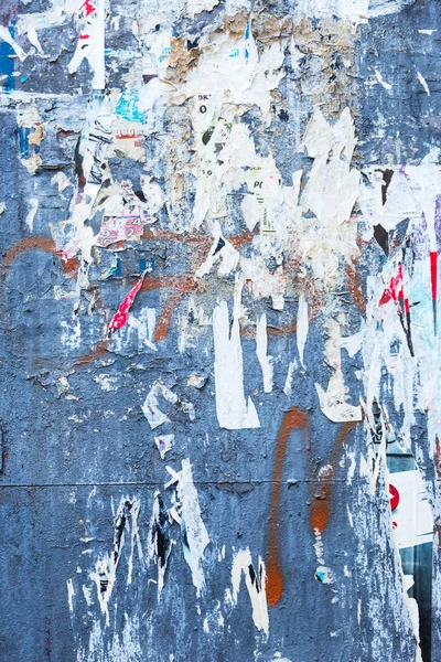 Vintage Billboard yırtık Poster, kağıt, reklamlar, çıkartmalar geniş arka plan veya doku ile. Kentsel yaratıcı duvar kağıdı tasarımı için. Soyut Web Banner. Posterler, kağıt yaratıcı olarak grunge eski duvarlarda kalıntıları