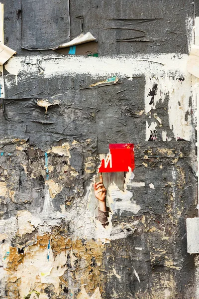 Vintage Billboard yırtık Poster, kağıt, reklamlar, çıkartmalar geniş arka plan veya doku ile. Kentsel yaratıcı duvar kağıdı tasarımı için. Soyut Web Banner. Posterler, kağıt yaratıcı olarak grunge eski duvarlarda kalıntıları