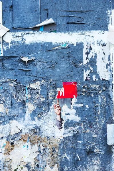 Vintage Billboard yırtık Poster, kağıt, reklamlar, çıkartmalar geniş arka plan veya doku ile. Kentsel yaratıcı duvar kağıdı tasarımı için. Soyut Web Banner. Posterler, kağıt yaratıcı olarak grunge eski duvarlarda kalıntıları