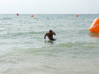 Odessa, Ukrayna - 21 Ağustos 2018: Yüzücüler yarış Nation adlı bitirmek. Atlet triatlet yüzücü. Triathletes trenler bir Ironman için profesyonel sporcu. Sporcu güzel yarışmalarda denizinde yüzer.