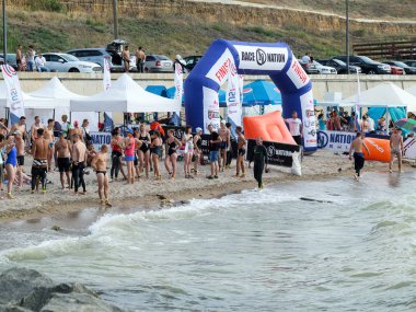 Odessa, Ukrayna - 21 Ağustos 2018: Sahilde, sporcuların başında rekabet yüzme yarışı ulus için bekleyen çok. Triathletes trenler bir Ironman için profesyonel atlet.