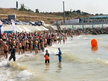Odessa, Ukrayna - 21 Ağustos 2018: Sahilde, sporcuların başında rekabet yüzme yarışı ulus için bekleyen çok. Triathletes trenler bir Ironman için profesyonel atlet.
