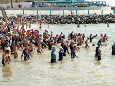 Odessa, Ukrayna - 21 Ağustos 2018: Birçok yüzücüler denizde yarış ulus başladı. Triathletes trenler bir Ironman için birçok profesyonel sporcu. Sporcu güzel yarışmalarda denizinde yüzer.