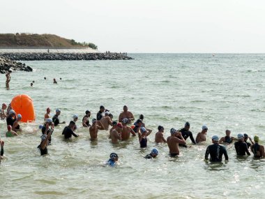 Odessa, Ukrayna - 21 Ağustos 2018: Birçok yüzücüler denizde yarış ulus başladı. Triathletes trenler bir Ironman için birçok profesyonel sporcu. Sporcu güzel yarışmalarda denizinde yüzer.