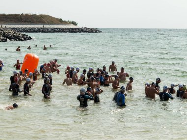Odessa, Ukrayna - 21 Ağustos 2018: Birçok yüzücüler denizde yarış ulus başladı. Triathletes trenler bir Ironman için birçok profesyonel sporcu. Sporcu güzel yarışmalarda denizinde yüzer.