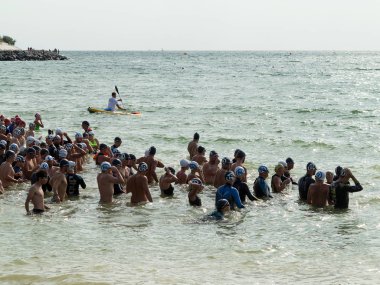 Odessa, Ukrayna - 21 Ağustos 2018: Birçok yüzücüler denizde yarış ulus başladı. Triathletes trenler bir Ironman için birçok profesyonel sporcu. Sporcu güzel yarışmalarda denizinde yüzer.