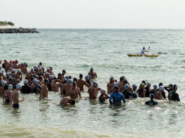 Odessa, Ukrayna - 21 Ağustos 2018: Birçok yüzücüler denizde yarış ulus başladı. Triathletes trenler bir Ironman için birçok profesyonel sporcu. Sporcu güzel yarışmalarda denizinde yüzer.