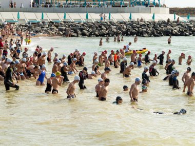 Odessa, Ukrayna - 21 Ağustos 2018: Birçok yüzücüler denizde yarış ulus başladı. Triathletes trenler bir Ironman için birçok profesyonel sporcu. Sporcu güzel yarışmalarda denizinde yüzer.