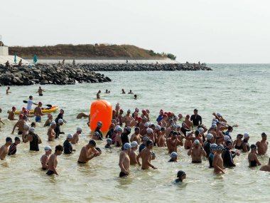 Odessa, Ukrayna - 21 Ağustos 2018: Birçok yüzücüler denizde yarış ulus başladı. Triathletes trenler bir Ironman için birçok profesyonel sporcu. Sporcu güzel yarışmalarda denizinde yüzer.