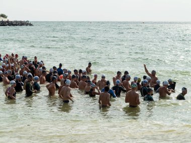 Odessa, Ukrayna - 21 Ağustos 2018: Birçok yüzücüler denizde yarış ulus başladı. Triathletes trenler bir Ironman için birçok profesyonel sporcu. Sporcu güzel yarışmalarda denizinde yüzer.