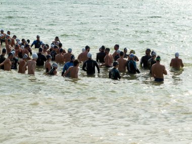 Odessa, Ukrayna - 21 Ağustos 2018: Birçok yüzücüler denizde yarış ulus başladı. Triathletes trenler bir Ironman için birçok profesyonel sporcu. Sporcu güzel yarışmalarda denizinde yüzer.