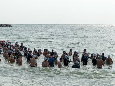 Odessa, Ukrayna - 21 Ağustos 2018: Birçok yüzücüler denizde yarış ulus başladı. Triathletes trenler bir Ironman için birçok profesyonel sporcu. Sporcu güzel yarışmalarda denizinde yüzer.