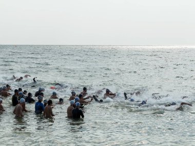 Odessa, Ukrayna - 21 Ağustos 2018: Birçok yüzücüler denizde yarış ulus başladı. Triathletes trenler bir Ironman için birçok profesyonel sporcu. Sporcu güzel yarışmalarda denizinde yüzer.