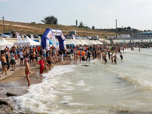 Odessa, Ukrayna - 21 Ağustos 2018: Sahilde, sporcuların başında rekabet yüzme yarışı ulus için bekleyen çok. Triathletes trenler bir Ironman için profesyonel atlet.
