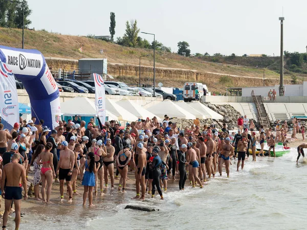Odessa, Ukrayna - 21 Ağustos 2018: Sahilde, sporcuların başında rekabet yüzme yarışı ulus için bekleyen çok. Triathletes trenler bir Ironman için profesyonel atlet.