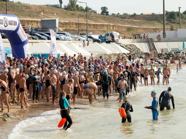 Odessa, Ukrayna - 21 Ağustos 2018: Sahilde, sporcuların başında rekabet yüzme yarışı ulus için bekleyen çok. Triathletes trenler bir Ironman için profesyonel atlet.