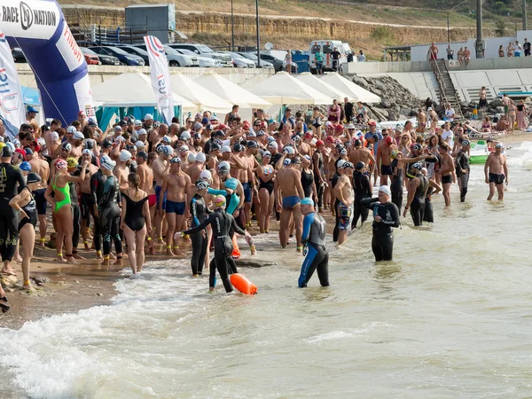 オデッサ ウクライナ 2018 水泳大会レース国で 開始を待っているビーチでのアスリートの多く アイアンマン トライアスロン列車でプロのスポーツ選手 ロイヤリティフリーのストック画像