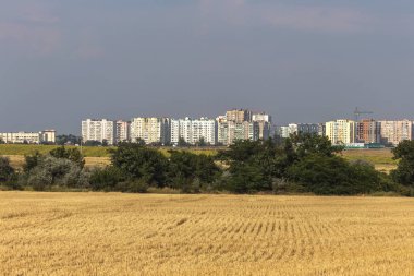 Modern yeni şehir eteklerinde temiz ekolojik bölge çeyreğinde. Yeni bina. Yeni evleri inşaatı. Alan ve park bölgesi marjı yeni inşa edilmiş evlerin güzel manzara