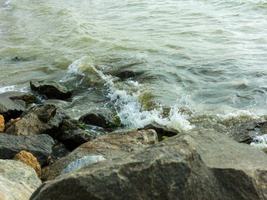 Deniz manzarası, yaz büyük dalgalar halinde Leski sahil köyü, Odessa, Ukrayna civarında ile. Güzel dalgalar sahildeki granit taşlar yıkayın. Büyük çökmesini dalga 