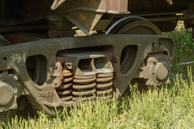 Kurulu gücü Endüstriyel depo nakliye araçları ile tren istasyonu. Renkli endüstriyel manzara. Demiryolu deposu. Demiryolu platformu. Ağır sanayi. Kargo taşımacılığı demiryolu araçları