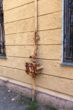 Bir antika vintage girişi binaya elektrik telleri. Güçlü güç elektrik telleri bir özel evin içine koyarak. Vintage topraklama sistemi. Elektrik bağlantısı için döngü topraklama