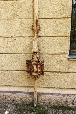 Bir antika vintage girişi binaya elektrik telleri. Güçlü güç elektrik telleri bir özel evin içine koyarak. Vintage topraklama sistemi. Elektrik bağlantısı için döngü topraklama