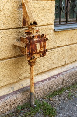Bir antika vintage girişi binaya elektrik telleri. Güçlü güç elektrik telleri bir özel evin içine koyarak. Vintage topraklama sistemi. Elektrik bağlantısı için döngü topraklama
