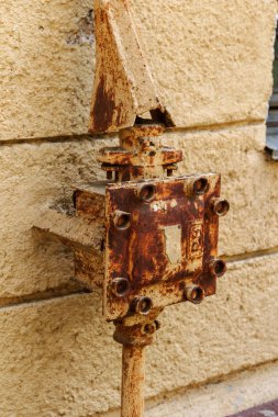 Bir antika vintage girişi binaya elektrik telleri. Güçlü güç elektrik telleri bir özel evin içine koyarak. Vintage topraklama sistemi. Elektrik bağlantısı için döngü topraklama