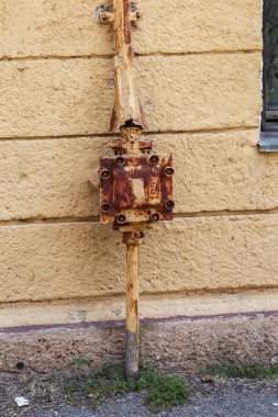 Bir antika vintage girişi binaya elektrik telleri. Güçlü güç elektrik telleri bir özel evin içine koyarak. Vintage topraklama sistemi. Elektrik bağlantısı için döngü topraklama