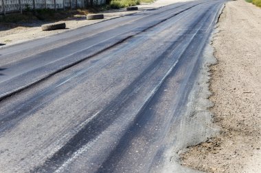 Bozuk yol çukurların ve nokta ile kıyılmış asfalt zarar görmüş. Çok kötü asfalt yol ile büyük trenche. Korkunç teknoloji yol asfalt üretim. Yumuşak asfalt ısı erir