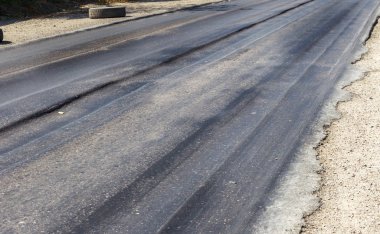 Bozuk yol çukurların ve nokta ile kıyılmış asfalt zarar görmüş. Çok kötü asfalt yol ile büyük trenche. Korkunç teknoloji yol asfalt üretim. Yumuşak asfalt ısı erir