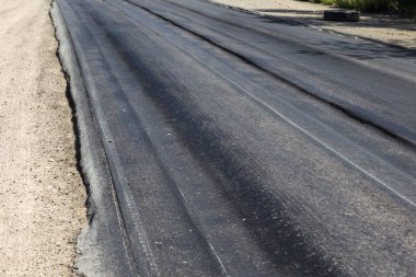 Bozuk yol çukurların ve nokta ile kıyılmış asfalt zarar görmüş. Çok kötü asfalt yol ile büyük trenche. Korkunç teknoloji yol asfalt üretim. Yumuşak asfalt ısı erir