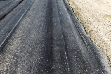 Bozuk yol çukurların ve nokta ile kıyılmış asfalt zarar görmüş. Çok kötü asfalt yol ile büyük trenche. Korkunç teknoloji yol asfalt üretim. Yumuşak asfalt ısı erir